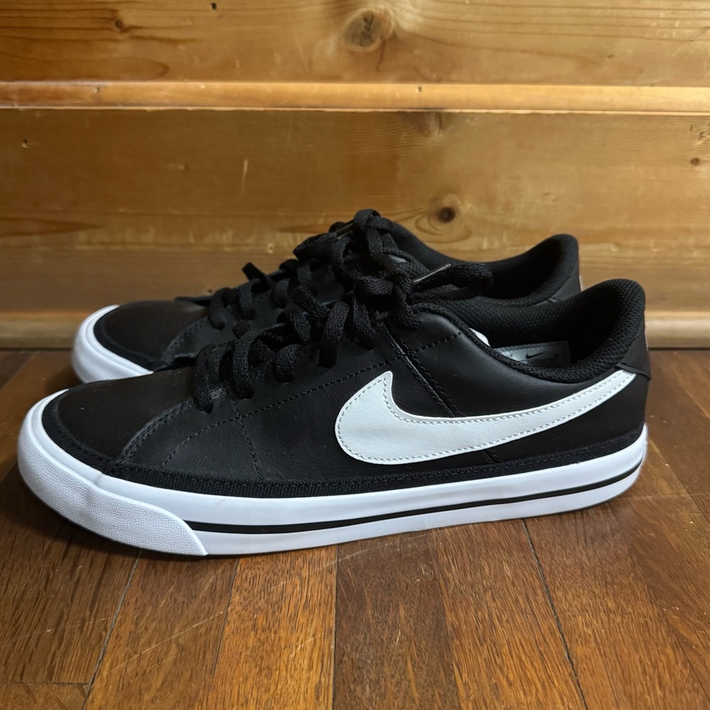 Nike sneakers white and black trainers kids size 7y